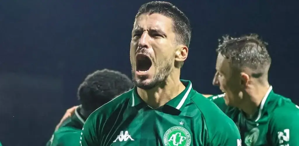 Destaque da Chapecoense no ano segue com futuro indefinido