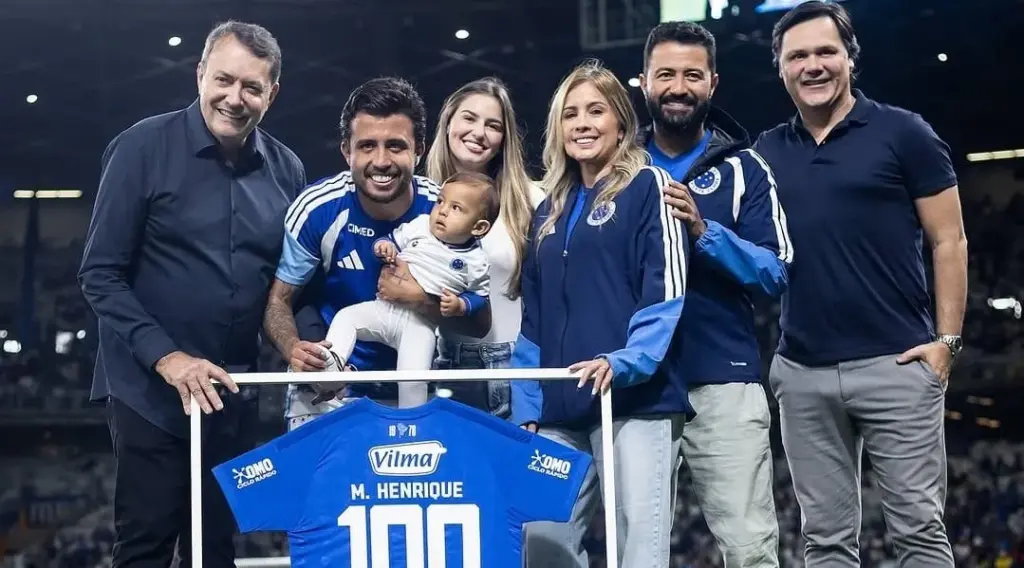 Volante do Cruzeiro é homenageado pela marca de 100 jogos