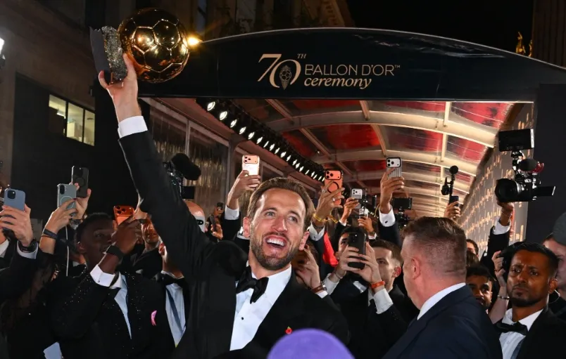 Harry Kane quebra tabu de 25 anos e vence a Bola de Ouro 2026