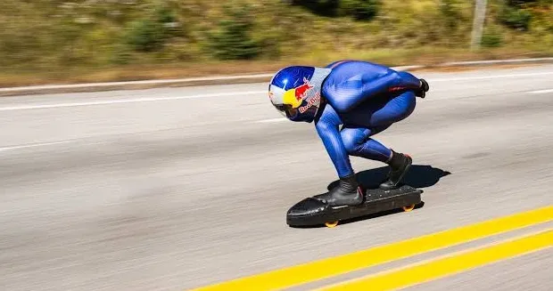 Skatista espanhol ultrapassa 150 km/h em descida e quebra recorde mundial