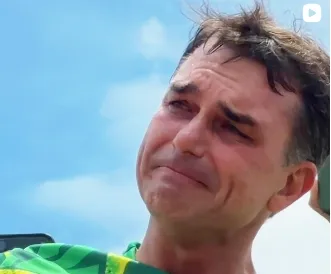Atacante acusa Flávio Bolsonaro de tomar ilha em Angra e pede investigação da PF