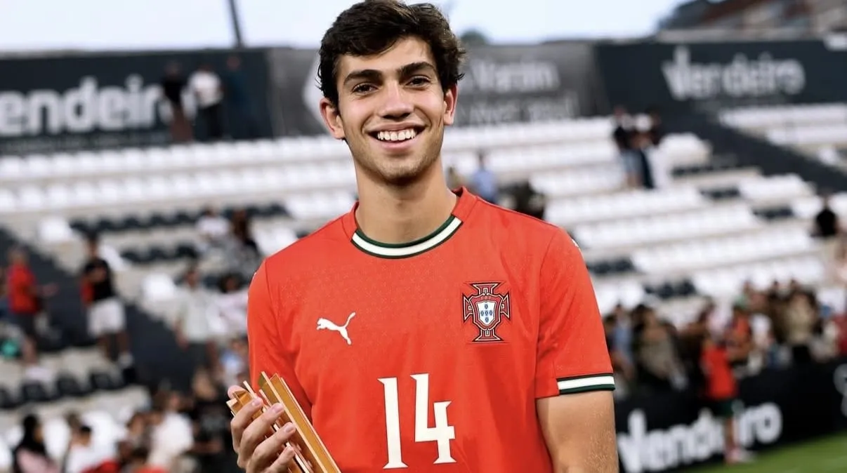Zagueiro do Fluminense vence título pela Seleção Sub-18 de Portugal