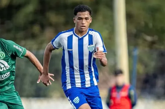 Avaí oferece contrato profissional para promessa da base