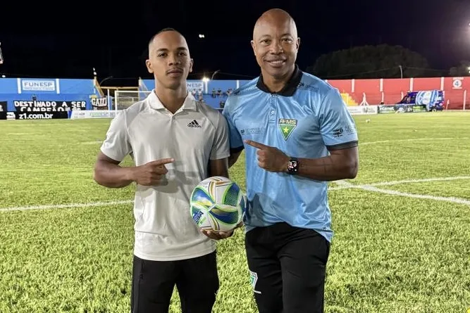 Pai e filho dividem campo pela primeira vez na arbitragem