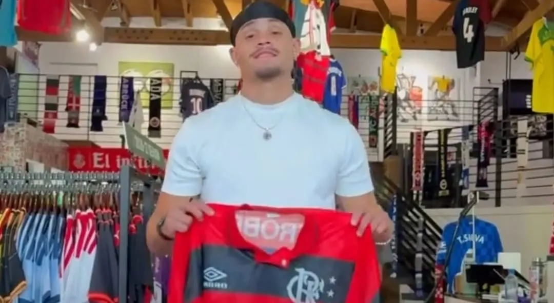Meia de clube inglês movimenta as redes com a camisa do Flamengo
