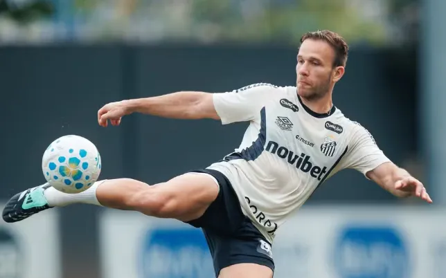 Arthur acelera recuperação e pode ser novidade no Santos