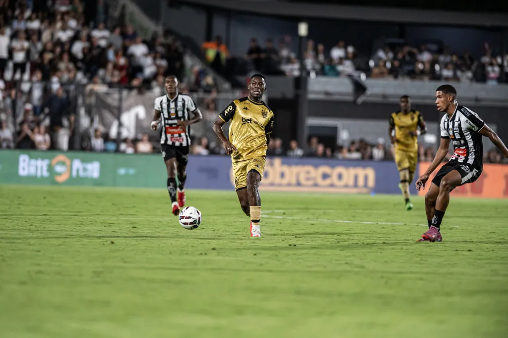 Zagueiro do Athletic-MG lamenta derrota: "Conseguimos encurralar o Sport" 2 Athletic-MG Sport Série B