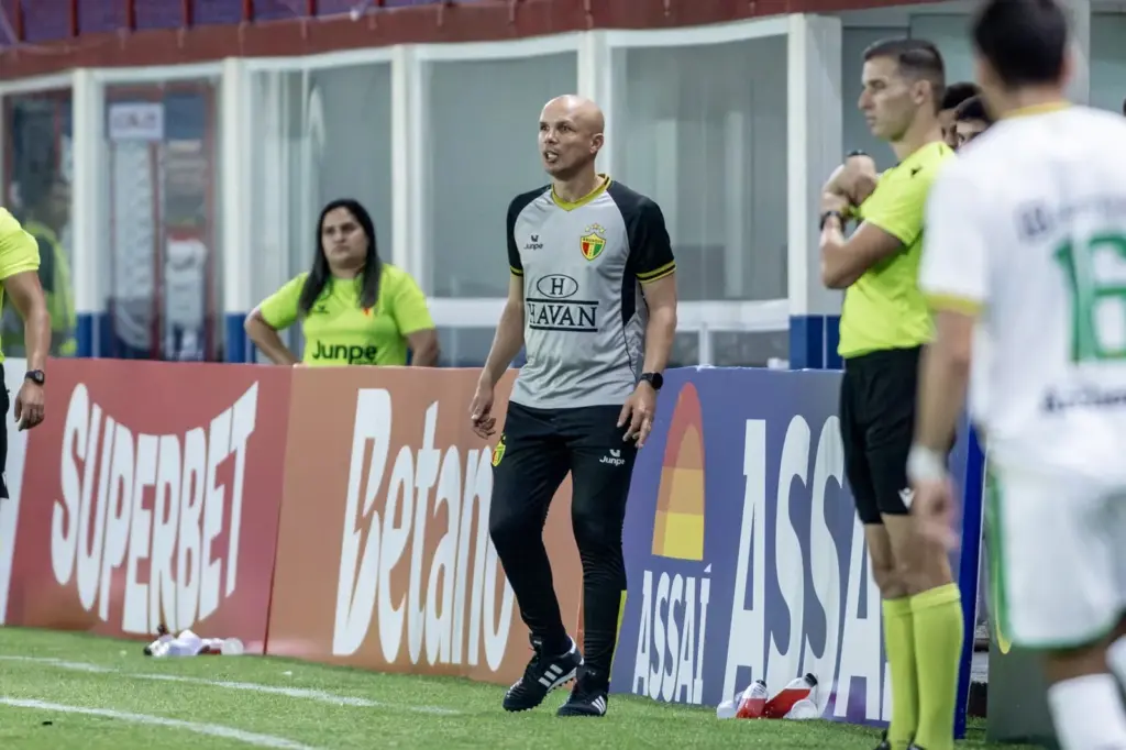 Clube demite técnico após campanha sem acesso na Série C