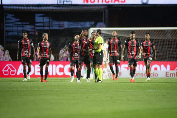 Zagueiro do Vitória admite erros após derrota: “São Paulo aproveitou”