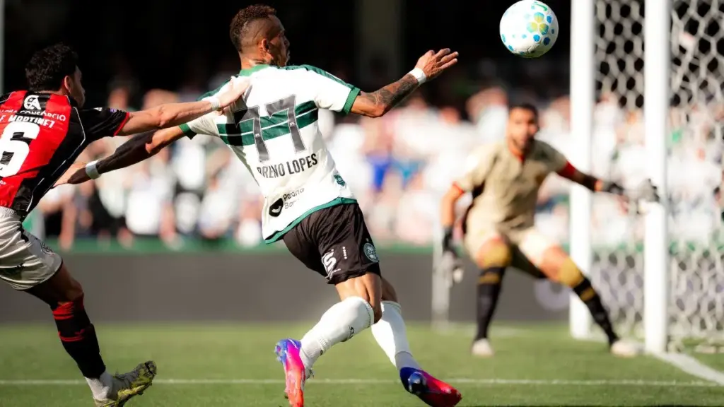 Coritiba 2 x 0 Vitória - Coxa volta a vencer e afunda o Leão