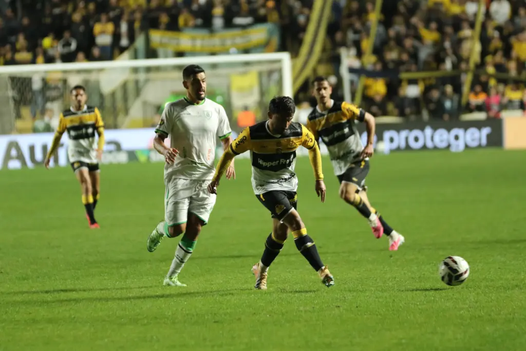 Criciúma-SC 1 x 0 América-MG - Carvoeiro segue no G-6 da Série B 3 Criciúma América-MG Série B