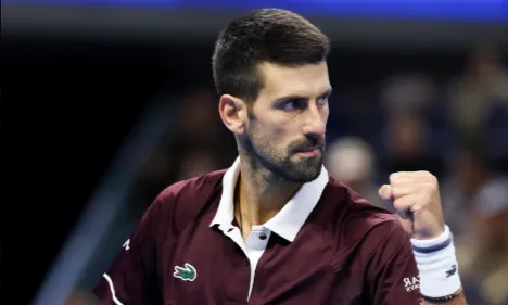 Djokovic conta com desistência e conquista 1º título em 2026