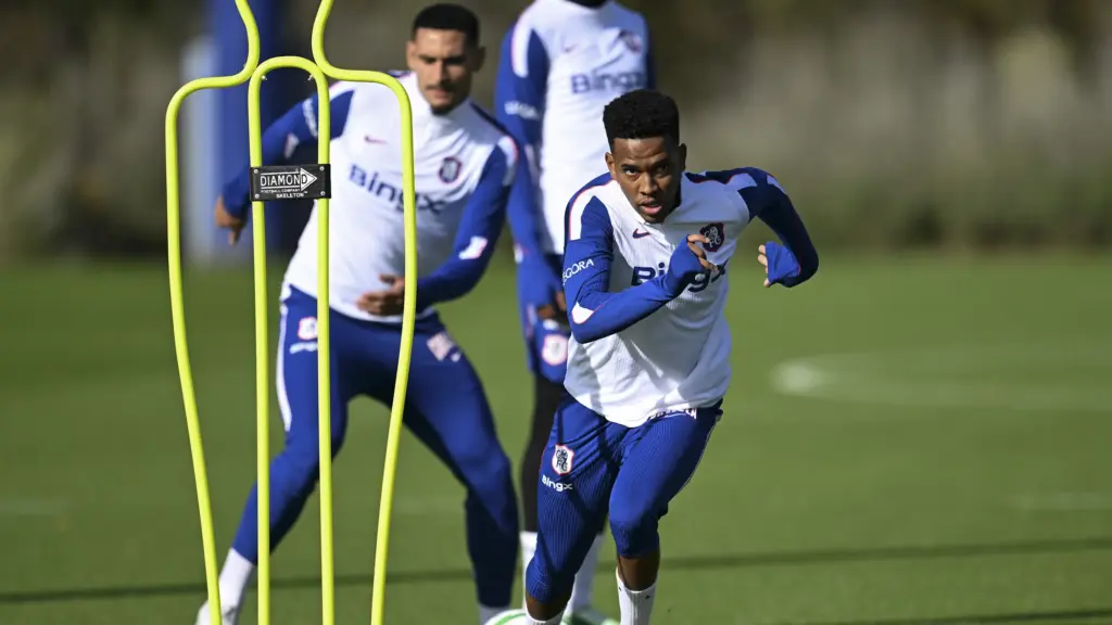 Estêvão é reserva do Chelsea contra o Liverpool na Copa da Liga