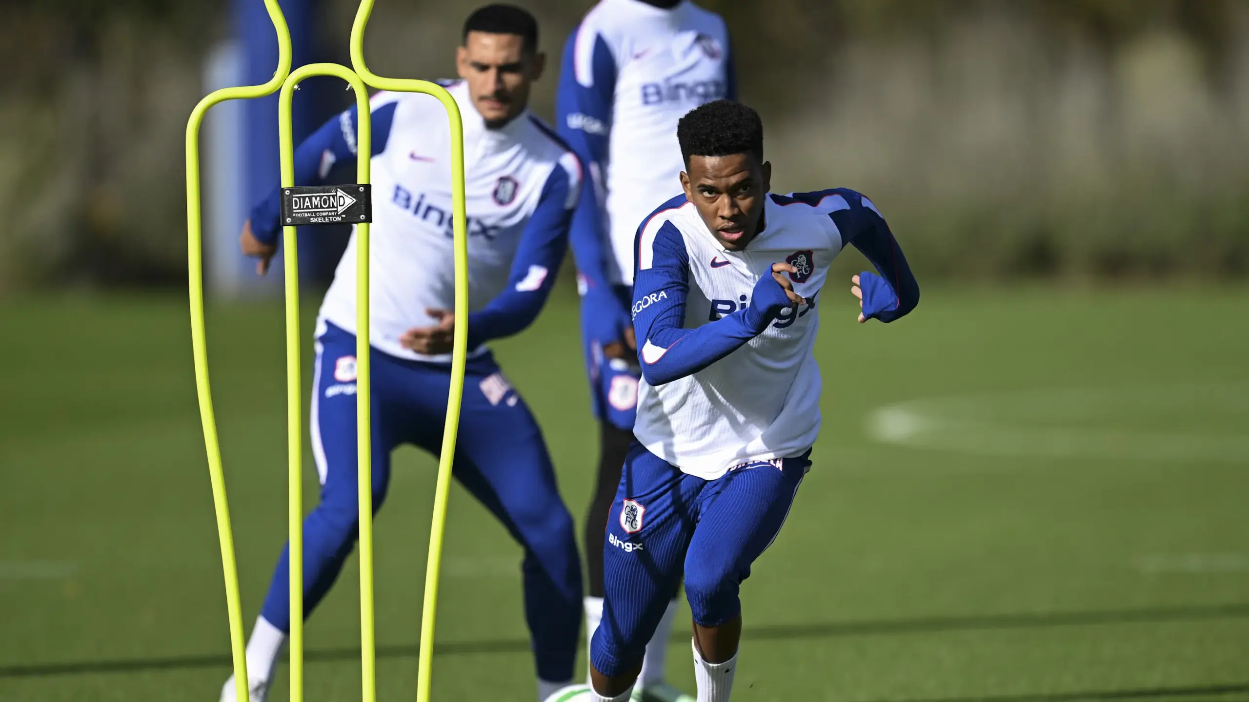 Estêvão é reserva do Chelsea contra o Liverpool na Copa da Liga