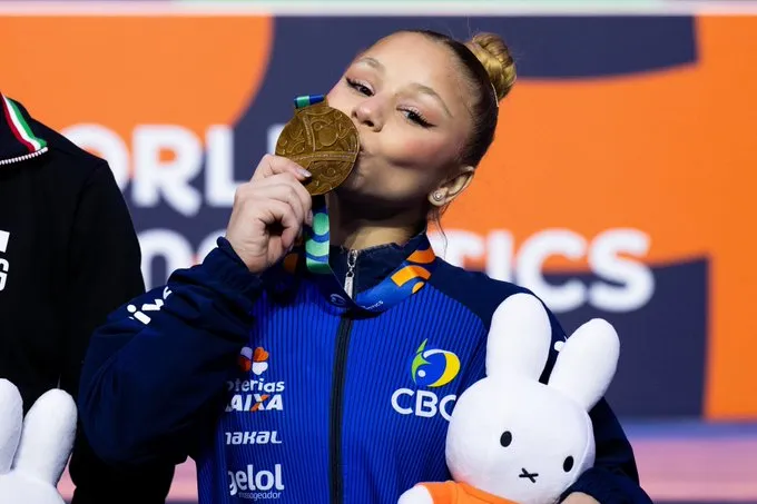 Flávia Saraiva festeja medalha inédita na trave no Mundial: ‘Senti que era o dia’