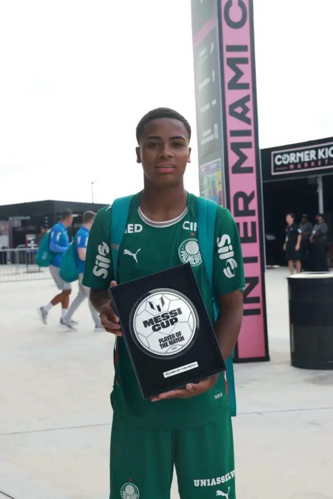 Palmeiras faz 6 no Benfica, tem gol do meio de campo e avança na Messi Cup