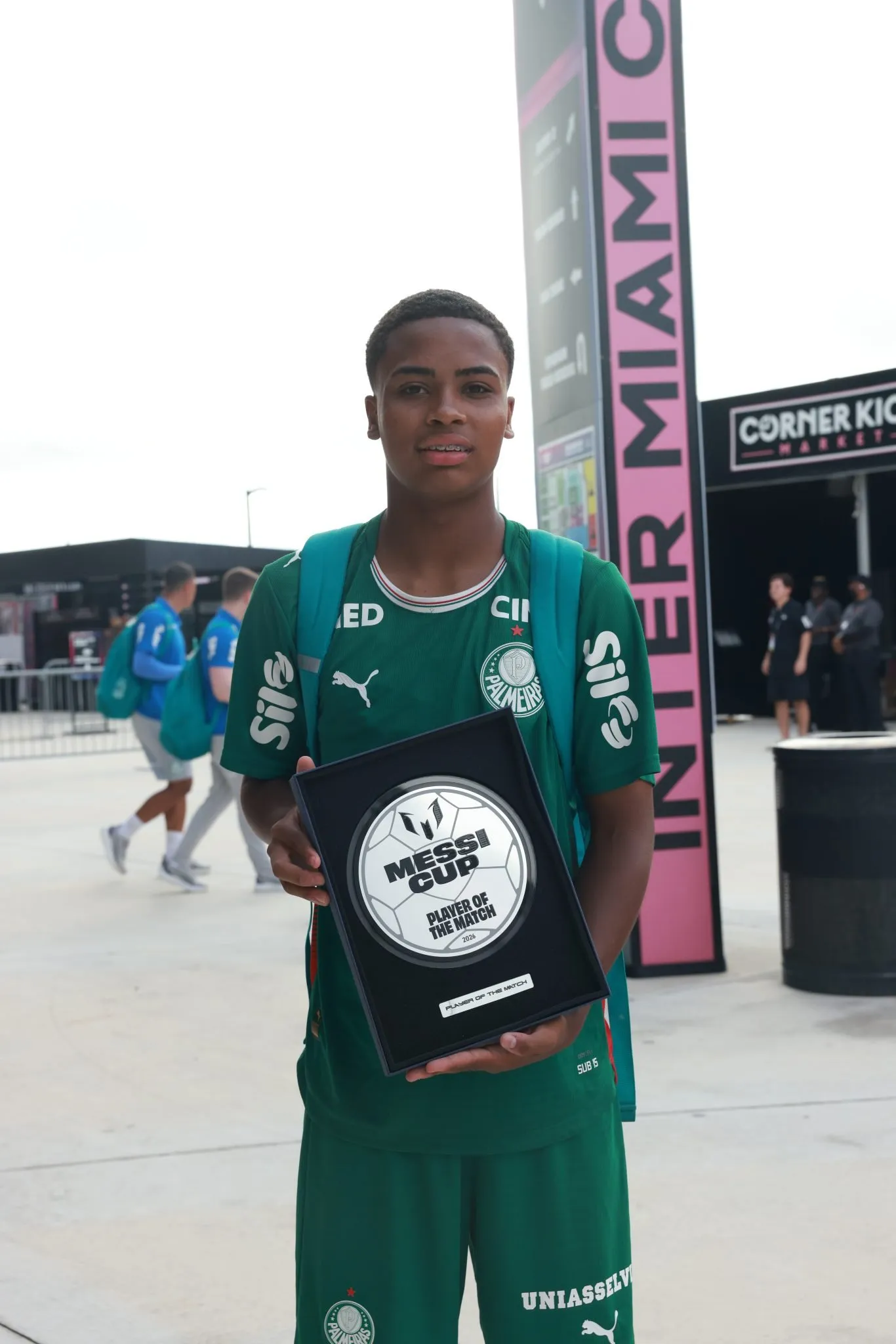 Palmeiras faz 6 no Benfica, tem gol do meio de campo e avança na Messi Cup