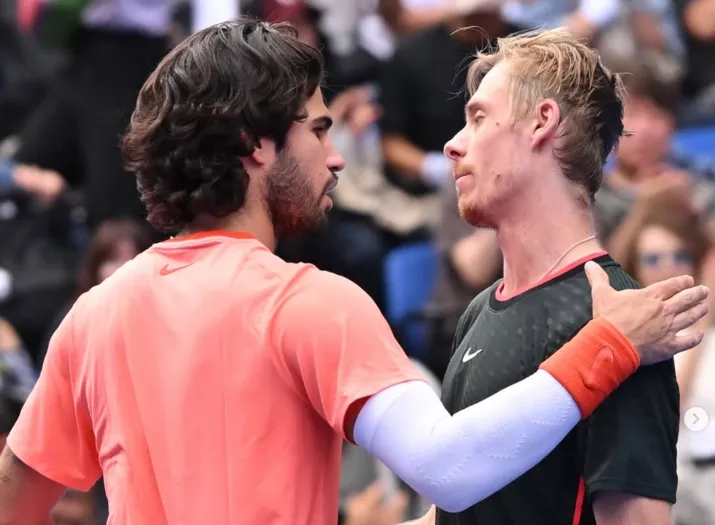 Alcaraz derrota Shapovalov e garante vaga na semi do ATP 500 do Japão