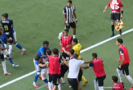 Atlético-MG e Cruzeiro sub-20 tem gol do meio-campo e briga generalizada