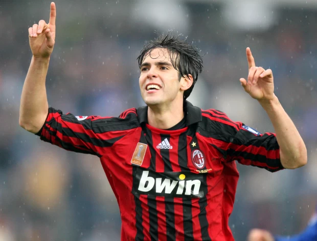 Kaká entra para o Hall da Fama do Milan em San Siro ltoado