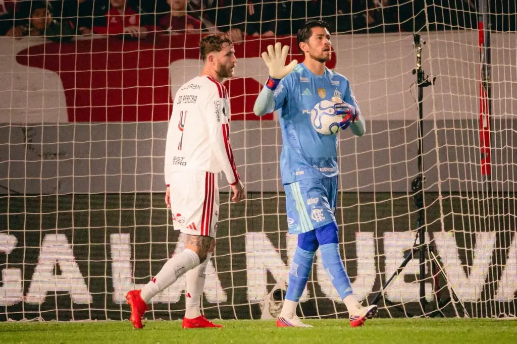 Léo Pereira critica gramado, mas valoriza empate do Flamengo