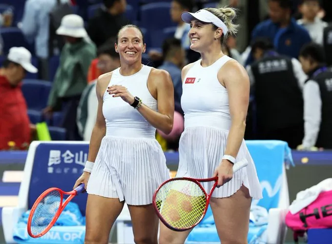 Stefani e Dobrowski vão à semi em Wuhan e sobem no ranking