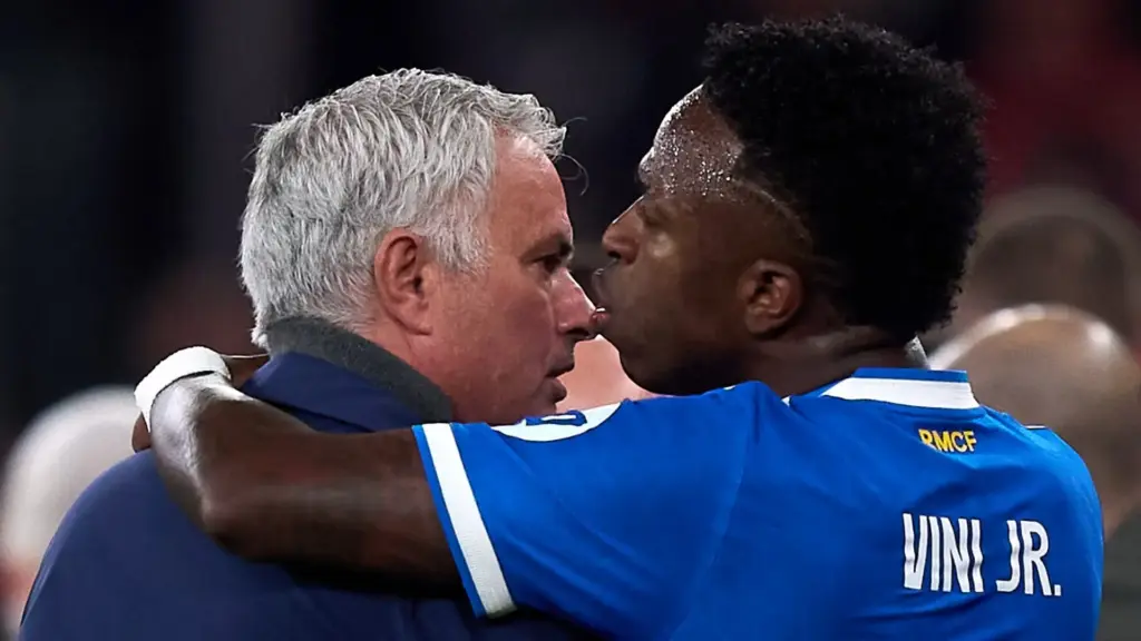 Mourinho escala Vini Jr. na Champions, mas avisa: 'O que torna jogador intocável é rendimento'