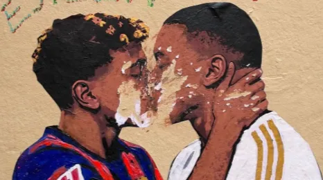 Mural com beijo de Yamal e Mbappé é vandalizado na Espanha