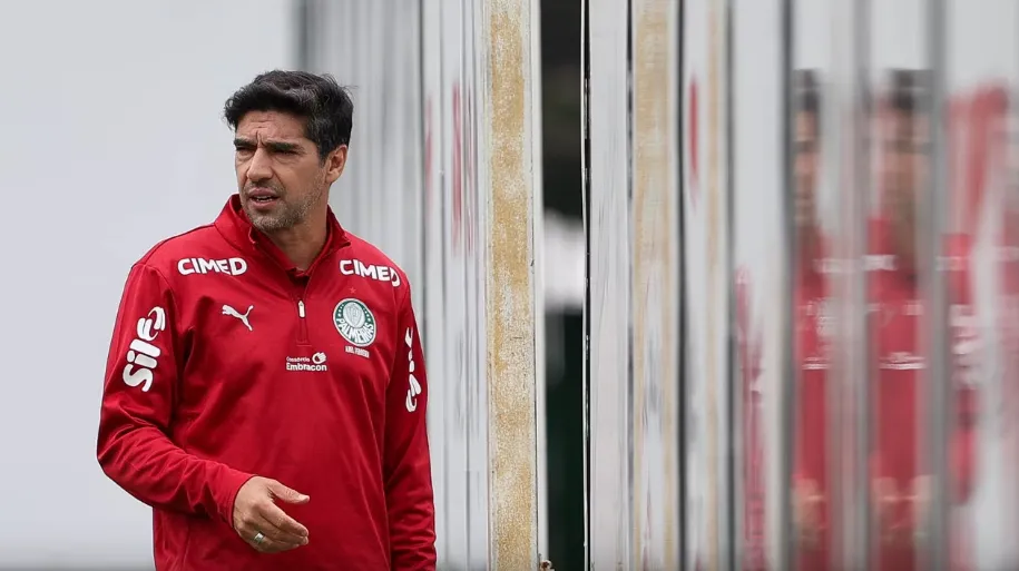 Palmeiras define estratégia e foca em Vitor Roque no clássico