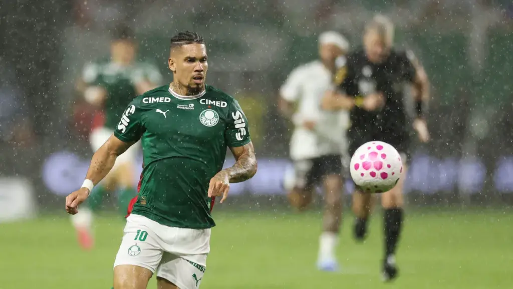 Abel manda recado a Paulinho após retorno no Palmeiras
