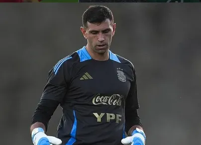 Dibu Martinez passa por cirurgia na mandíbula: ‘Voltaremos em semanas’