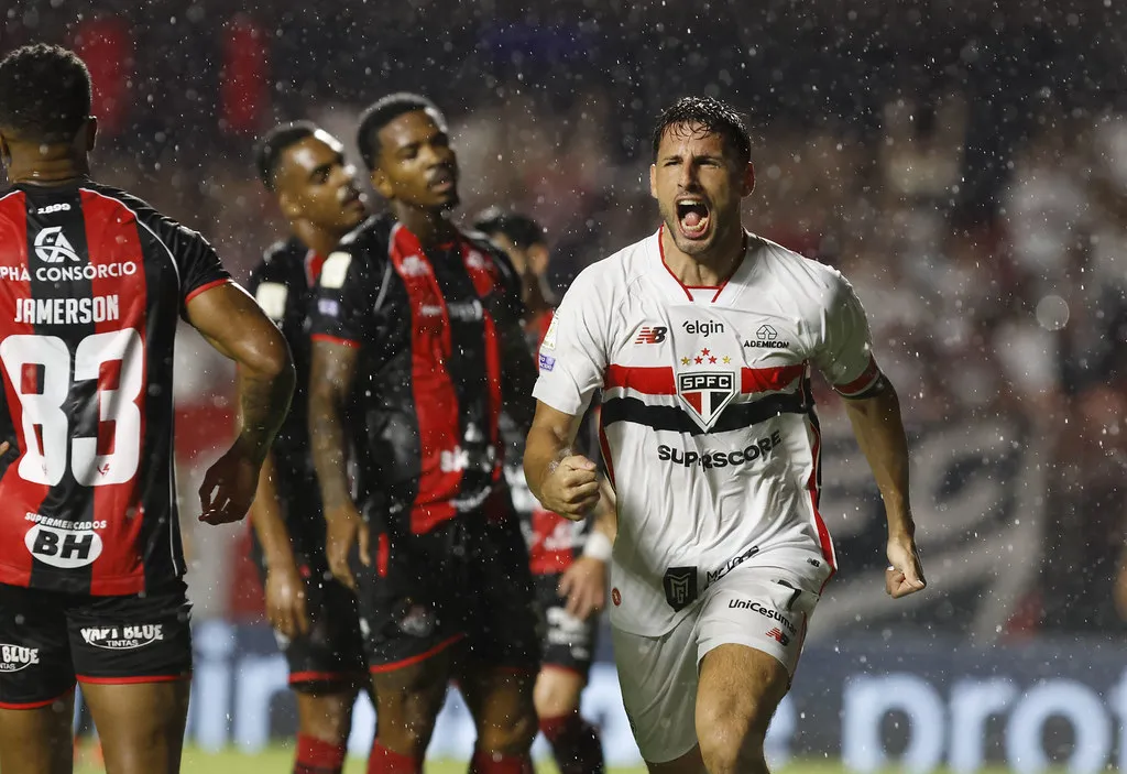 BRASILEIRÃO: São Paulo vence e desgarra do Z-4