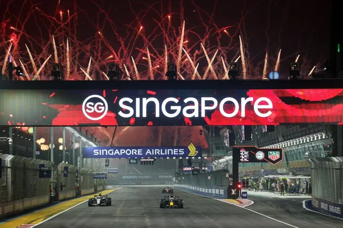 Verstappen vence GP de Singapura e ultrapassa marca de Schumacher