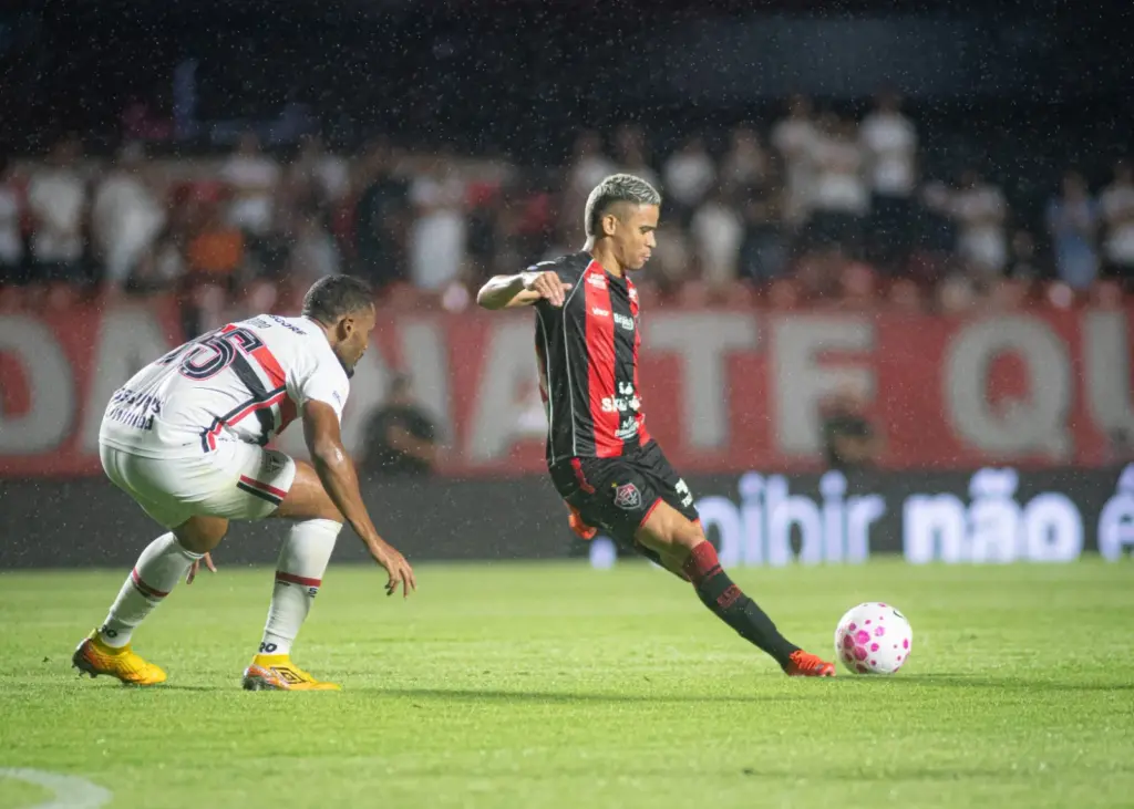 Zagueiro do Vitória admite erros após derrota: "São Paulo aproveitou" 2 Vitória perde São Paulo Brasileirão
